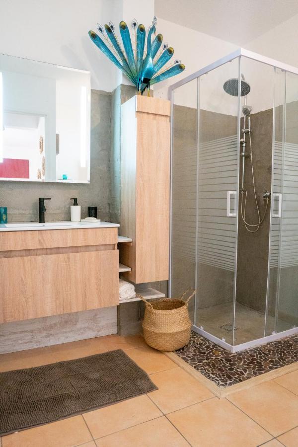 L'Ile Au Paon - Appartement T2 Avec Piscine Et Parking Les Abymes Ngoại thất bức ảnh